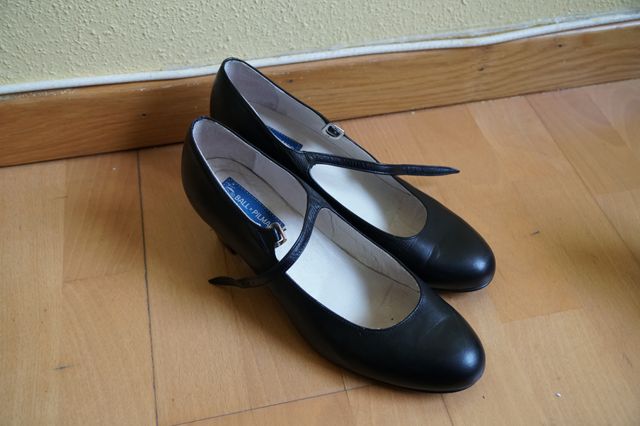 Zapatos sevillanas o flamenco negros sin chapa