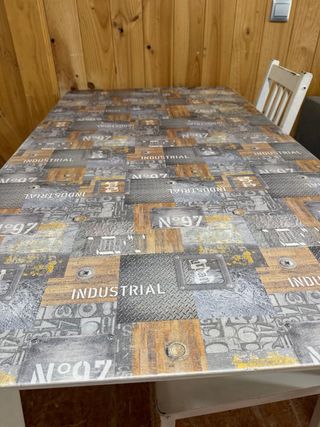 Mesa y 4 sillas de comedor