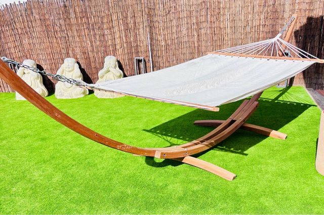 Hamaca doble de madera y tela.