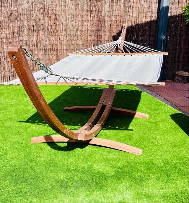 Hamaca doble de madera y tela.