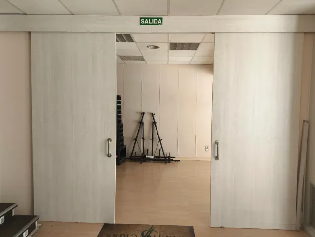 Puerta corredera doble madera