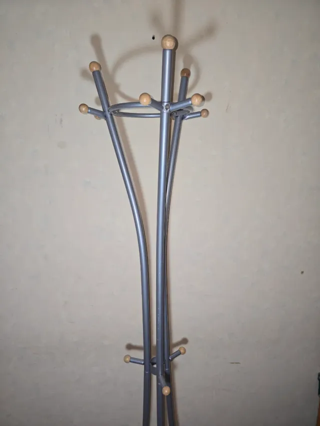 Perchero Metálico con Detalles de Madera