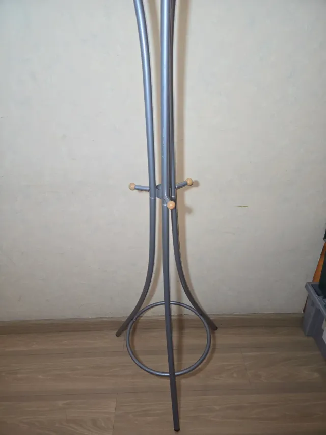 Perchero Metálico con Detalles de Madera