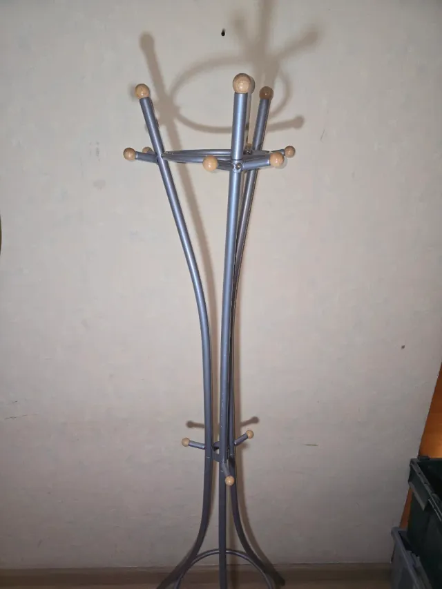 Perchero Metálico con Detalles de Madera