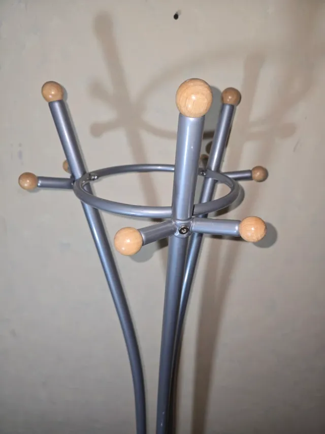 Perchero Metálico con Detalles de Madera