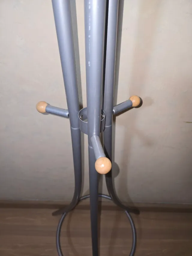 Perchero Metálico con Detalles de Madera