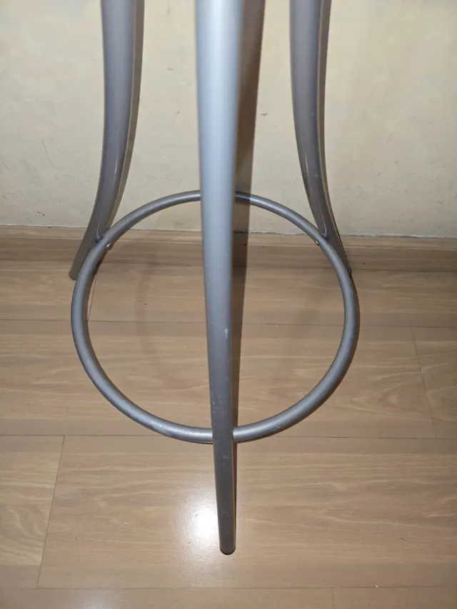 Perchero Metálico con Detalles de Madera