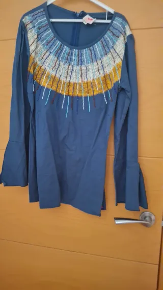 Blusa/Camiseta con bordado y abalorios