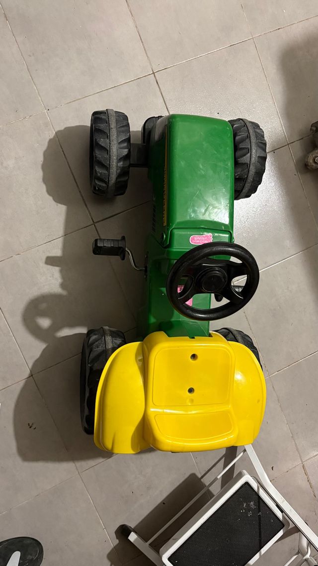 Tractor infantil verde y amarillo
