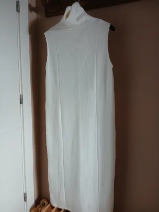Vestido blanco de cuello alto sin mangas
