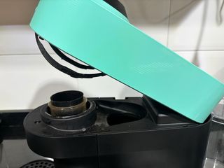 Cafetera Nespresso Vertuo color menta