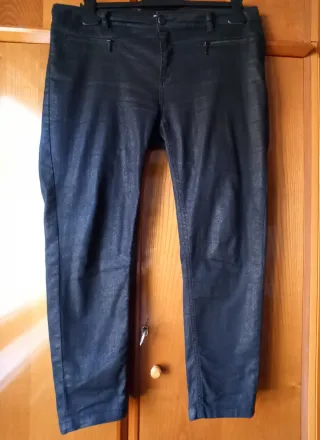 Pantalón tobillero efecto piel serpiente