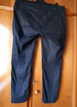 Pantalón tobillero efecto piel serpiente