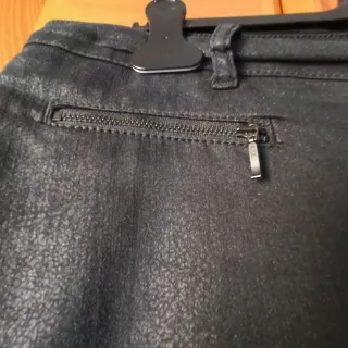 Pantalón tobillero efecto piel serpiente