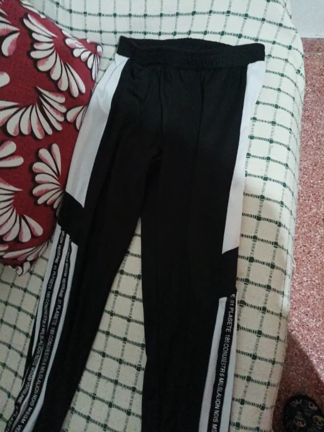 Pantalón deportivo negro y blanco fino noesalgodon