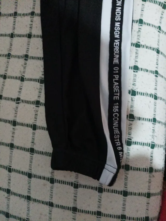 Pantalón deportivo negro y blanco fino noesalgodon