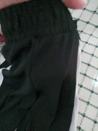 Pantalón deportivo negro y blanco fino noesalgodon