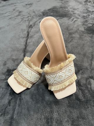 Sandalias tacón beige con flecos
