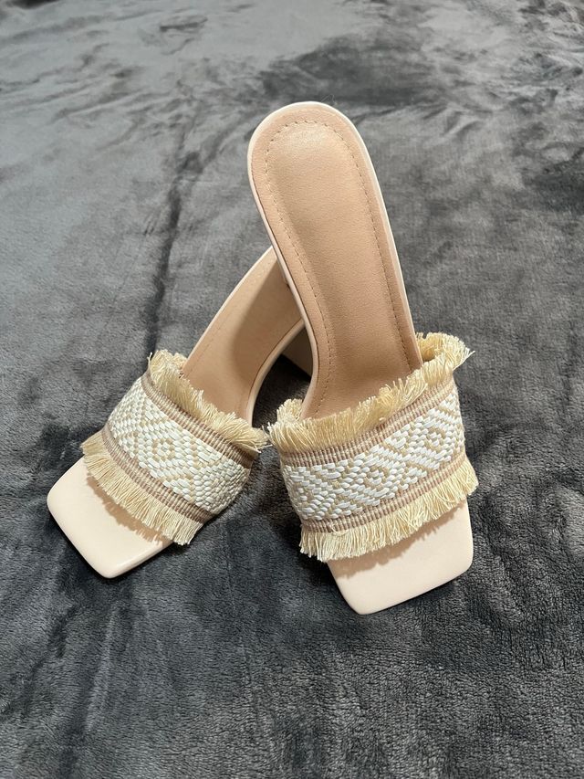 Sandalias tacón beige con flecos