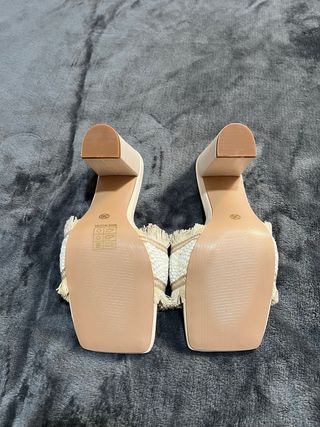 Sandalias tacón beige con flecos
