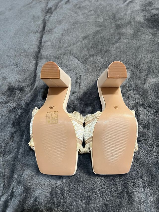 Sandalias tacón beige con flecos