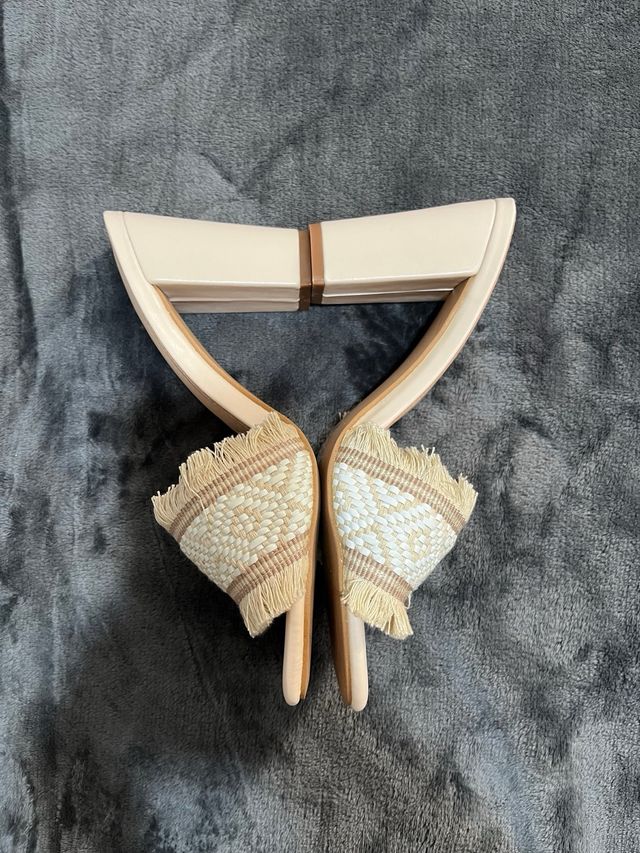 Sandalias tacón beige con flecos