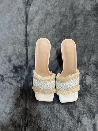 Sandalias tacón beige con flecos