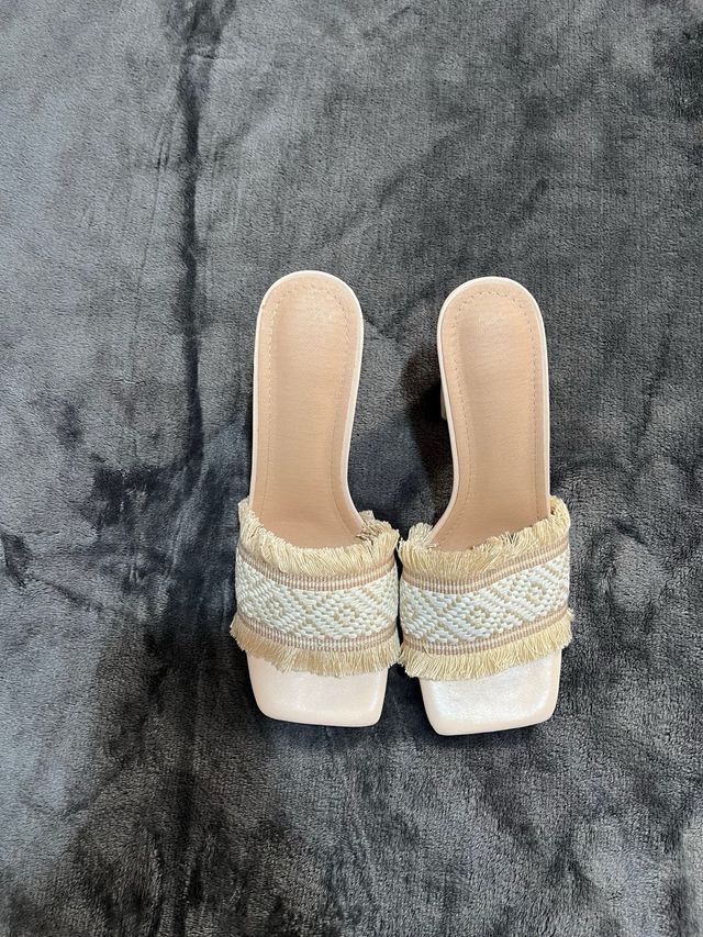 Sandalias tacón beige con flecos