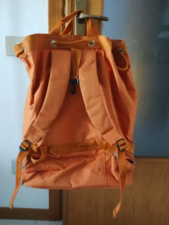 Zaino arancione molto capiente