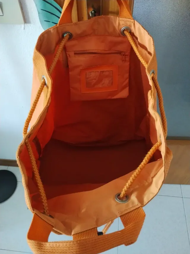 Zaino arancione molto capiente
