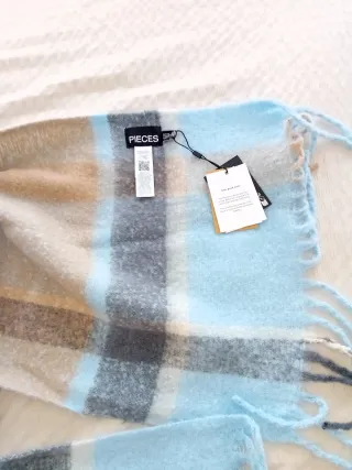 Bufanda Pieces cuadros beige, azul y gris
