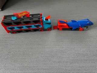 Camión Hot Wheels Tiburón Comecoches