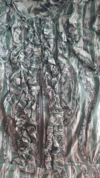 Blusa verde con volantes y estampado