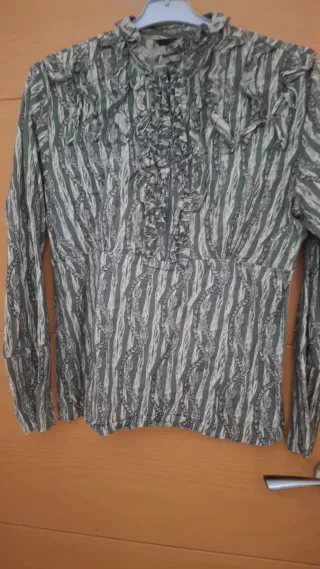 Blusa verde con volantes y estampado