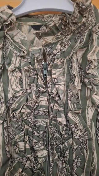 Blusa verde con volantes y estampado