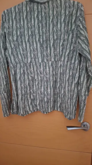 Blusa verde con volantes y estampado