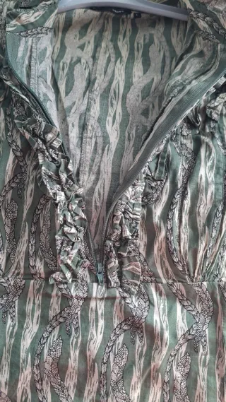 Blusa verde con volantes y estampado