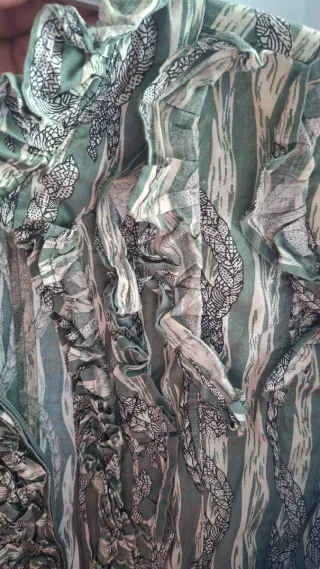 Blusa verde con volantes y estampado