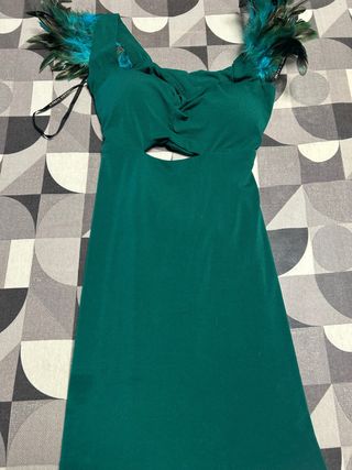 Vestido Valeria Derbais verde con plumas