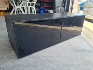 Mueble negro con puertas de cristal