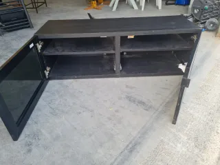 Mueble negro con puertas de cristal