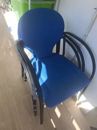 Sillas de oficina azules y negras