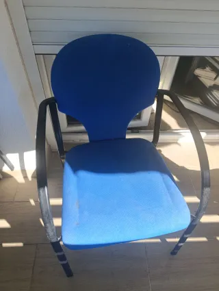 Sillas de oficina azules y negras