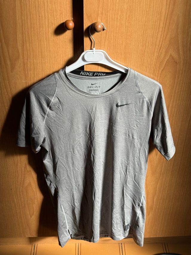 Camiseta Nike Pro Gym Compresión Gris y negra