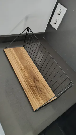 Due scaffali metallici con legno