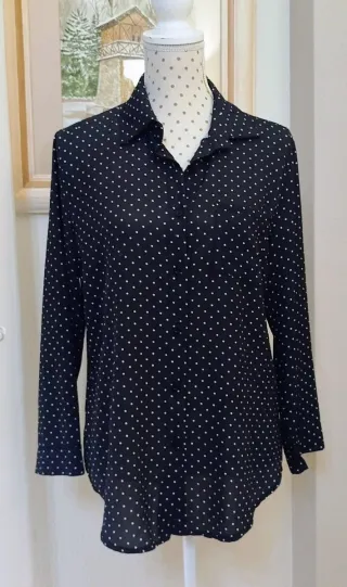 Blusa negra con topos blancos Talla 44