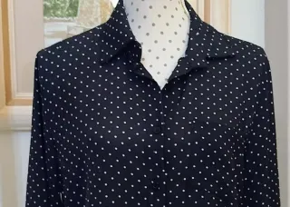 Blusa negra con topos blancos Talla 44