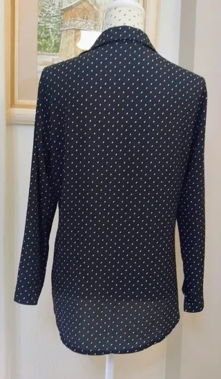 Blusa negra con topos blancos Talla 44