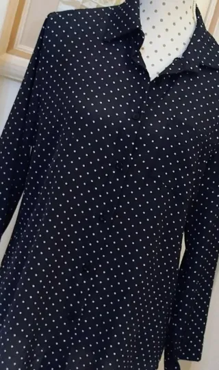 Blusa negra con topos blancos Talla 44