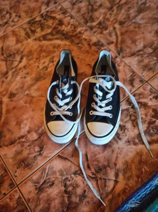 Zapatillas Converse negras y blancas